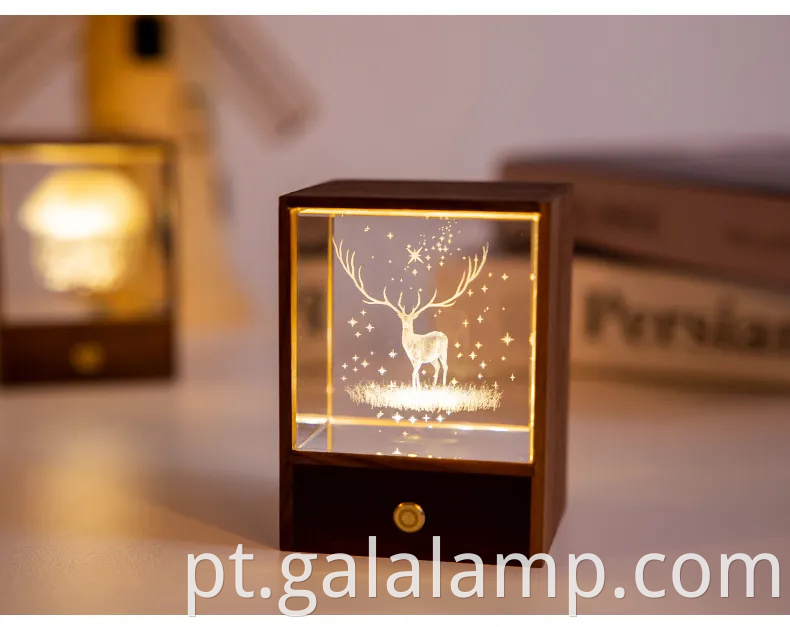 Caixa de luz noturna de madeira encantada com esfera de cristal radiante